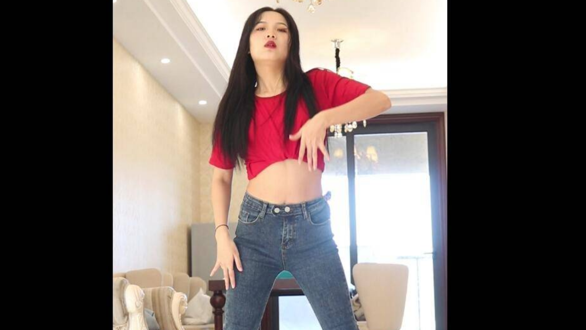 牛仔裤美女跳舞